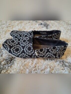 TOMS Women's Black & White Pattern Slip-On Shoes SIZE 7.5